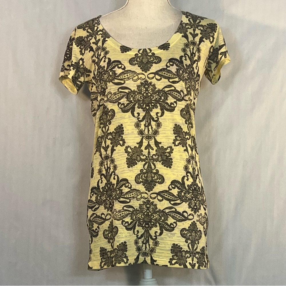 L.O.L. Vintage T Shirt Yellow Damask V Neck Short Sleeves Soft EUC L👍